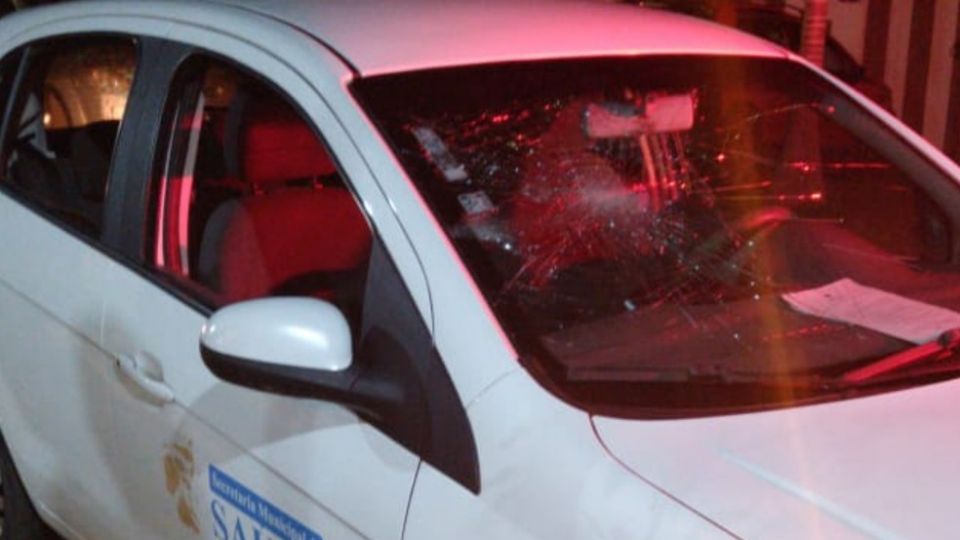 Veículo municipal de Pirenópolis após ser vandalizado (foto: Reprodução/TV Anhanguera)