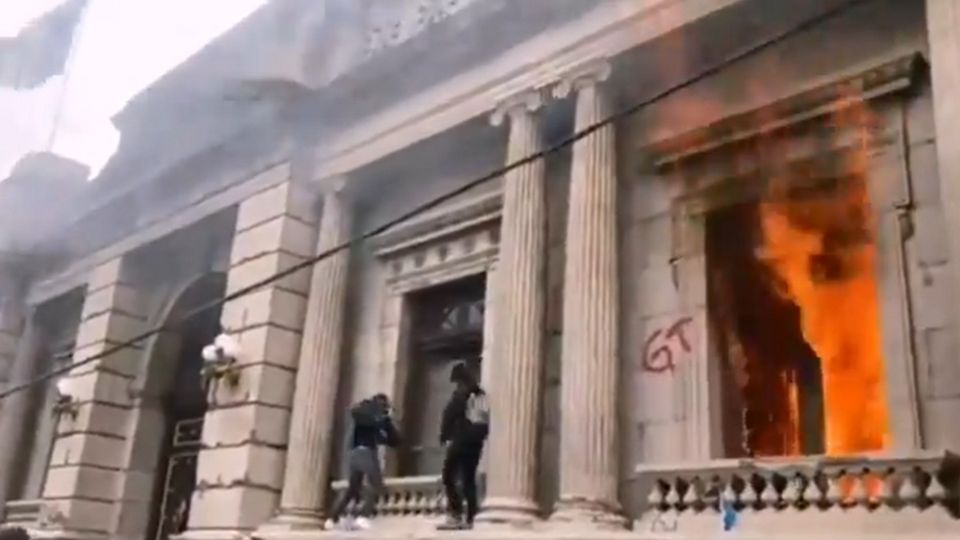 Manifestantes em frente ao Congresso da Guatemala, após jogarem objetos com fogo no prédio (Foto Reprodução)