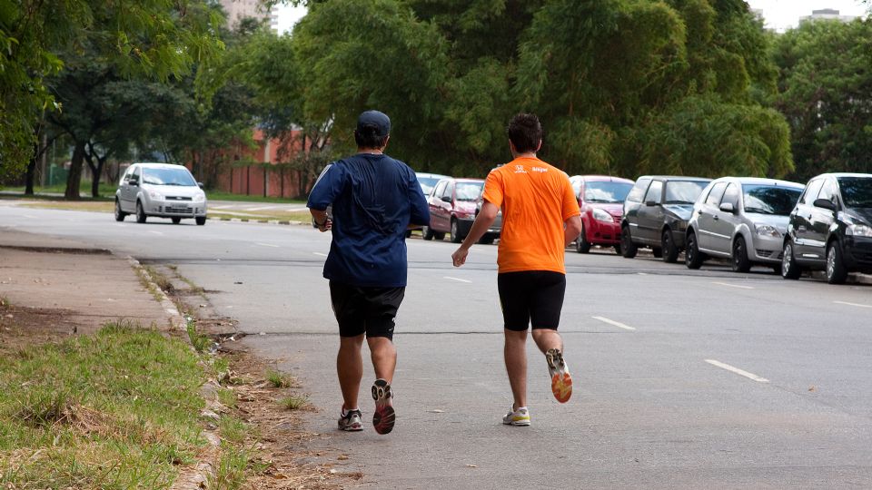 Pessoas praticam atividades físicas (Foto Marcos Santos/USP Imagens)