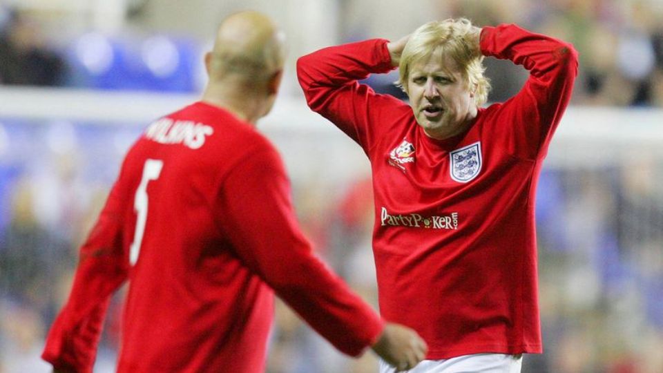 Boris Johnson participando de um amistoso beneficente (foto: The Mirror)