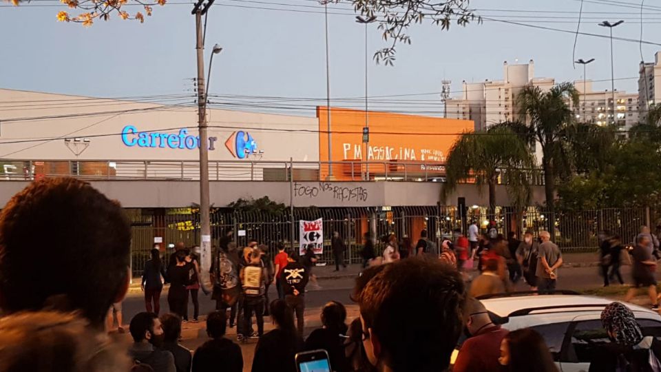 Protesto realizado no Carrefour de Passo D’ Areia, em Porto Alegre na última sexta-feira | Foto: Guilherme Gonçalves/FotosPublicas