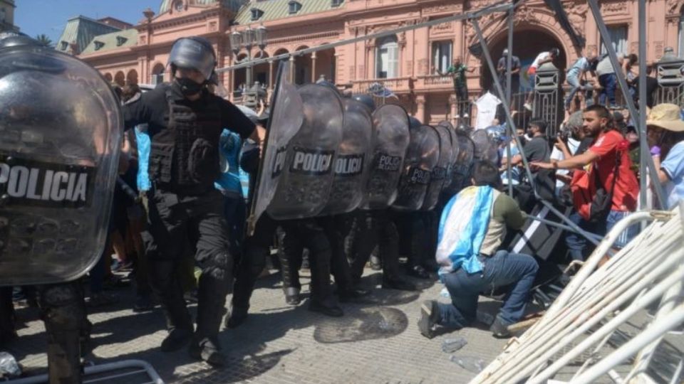 Polícia argentina agride torcedores durante velório de Maradona (foto: Página/12)