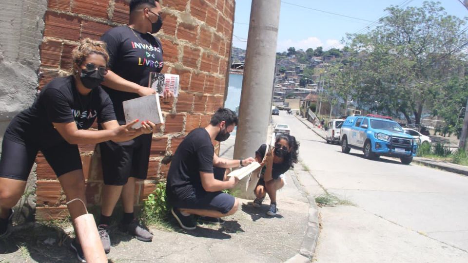 Invasão de livros no Complexo do Alemão (Foto: Alexandre Silva/Voz das Comunidades)