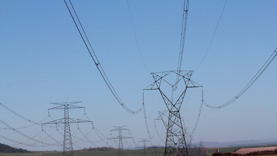 Torre de distribuição de energia elétrica de alta tensão (Foto Marcos Santos/USP Imagens)