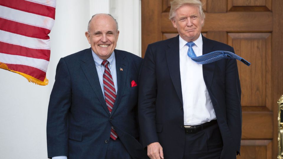 O advogado Rudolph Giuliani e Donald Trump (foto: CNBC)