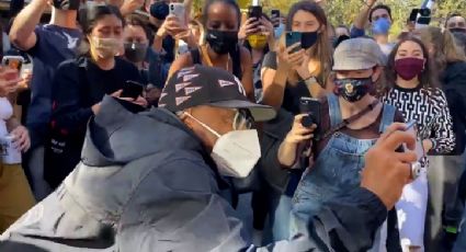 Spike Lee comemora derrota de Trump abrindo champagne no meio da rua em Nova York