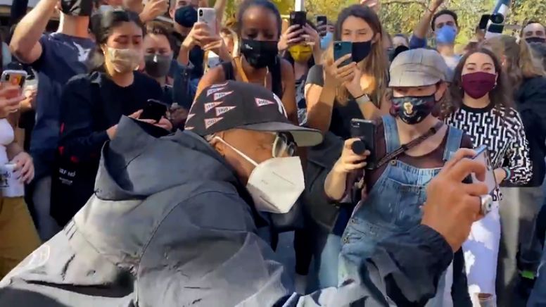 Spike Lee comemora derrota de Trump abrindo champagne no meio da rua em Nova York