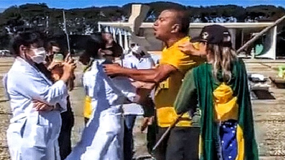 Foto: Bolsonarista descontrolado tenta agredir enfermeiras em manifestação pelas vidas perdidas com a Covid-19 (redes sociais)