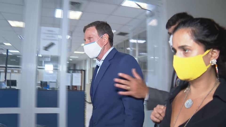 Marcelo Crivella chega à Delegacia da Fazenda, no Rio de Janeiro - Foto: Reprodução/TV Globo