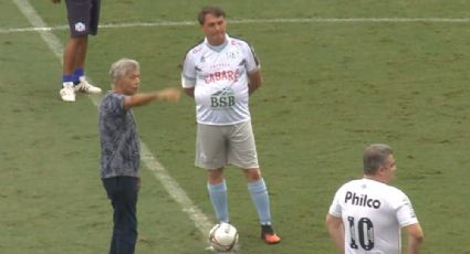 Sem máscara, Bolsonaro acena para apoiadores e tira fotos antes de participar de jogo beneficente em Santos