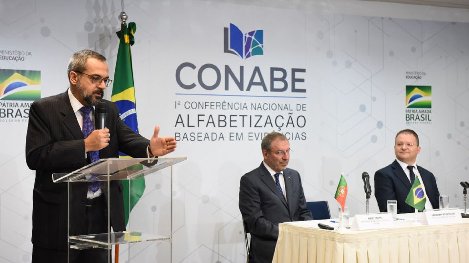 Abraham Weintraub é observado por Nuno Crato, ex-ministro da Educação de Portugal, e Carlos Nadalim durante o lançamento do Caderno da Política Nacional de Alfabetização (Foto: Luis Fortes/MEC)