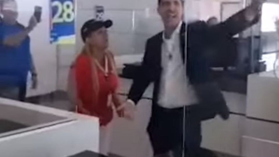 Trabalhadora venezuelana protesta contra Juan Guaidó, no Aeroporto de Caracas (foto: reprodução YouTube)