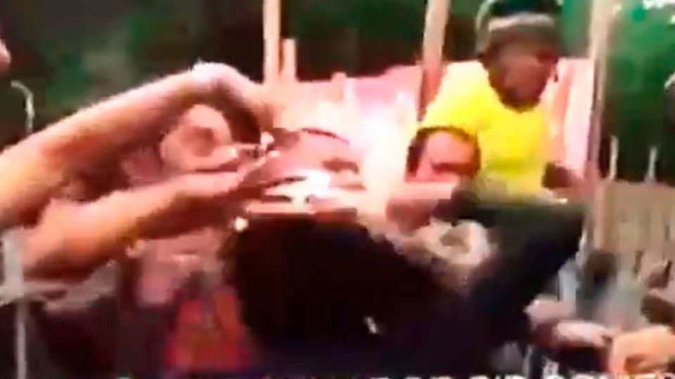 Cid Gomes toma soco no rosto de PM amotinado (Reprodução)