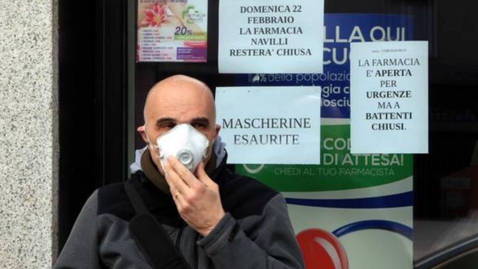 Cidadão italiano de máscara, para se proteger do coronavírus (Foto: agência ANSA)