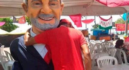 Catador de latinhas espera na fila para abraçar boneco de Lula no carnaval de Olinda e emociona redes