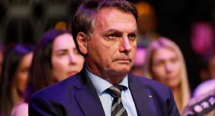 Bolsonaro diz que "depravação total" é culpa do PT e defende Damares