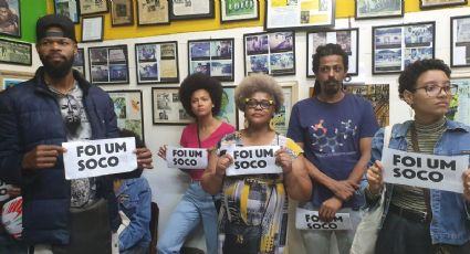 "Foi um soco": manifestantes levam cartazes a bar acusado de racismo e agressão