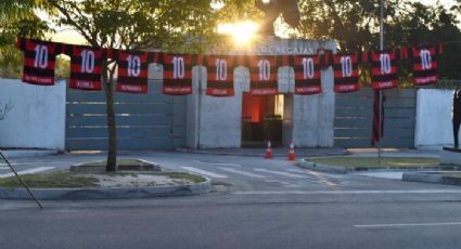 Torcida do Flamengo recorda tragédia no Ninho do Urubu com camisetas das vítimas espalhadas pelo Rio