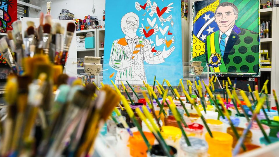 Telas de Romero Brito: um autorretrato e Jair Bolsonaro (Alan Santos/PR)