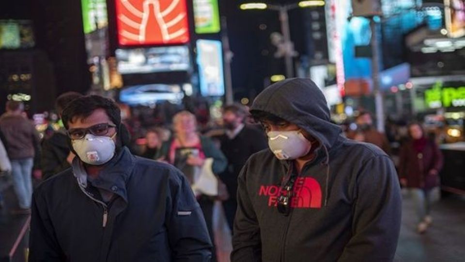 Novaiorquinos protegidos contra o coronavírus (foto: Xinhua)