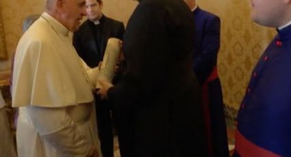 Vaticano censura vídeo em que Papa Francisco recebe garrafa de uísque e brinca: "a verdadeira água benta"