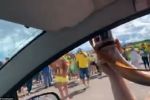 Vídeo: Guga Noblat invade ato golpista com berrante para chamar "o gado"