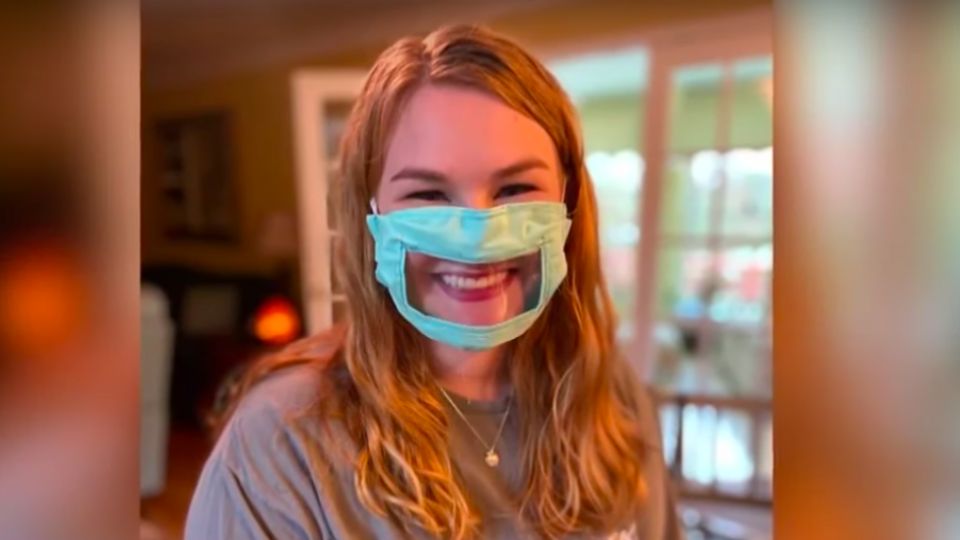 A estudante Ashley Lawrence, de 21 anos, com a sua máscara transparente (Foto: Reprodução/Youtube)