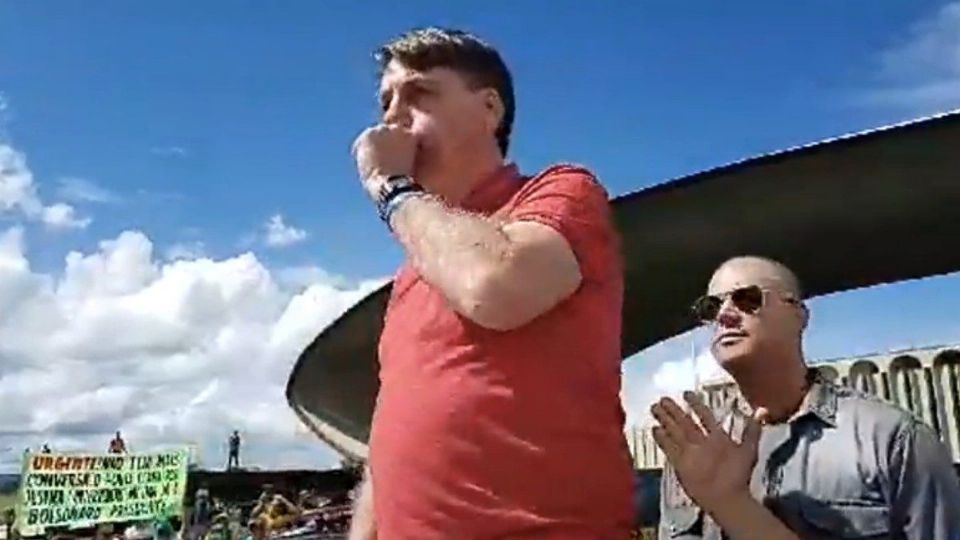 Bolsonaro em ato de golpistas em frente ao quartel general do Exército em Brasília (Foto: Reprodução)