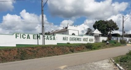 "Fique em casa. Não queremos você aqui", diz mensagem escrita em muro de cemitério na Bahia