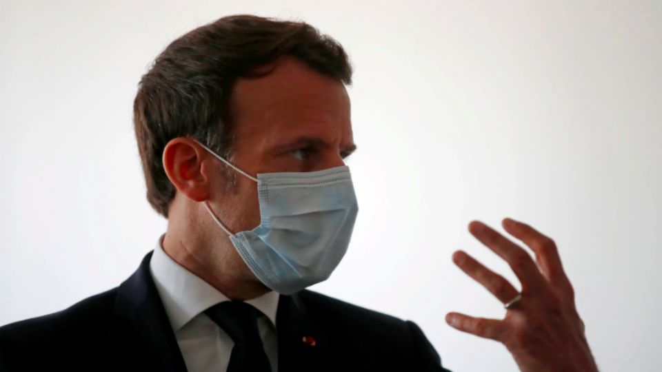 O presidente francês Emmanuel Macron visita centro médico em Paris, durante pandemia de coronavírus (Foto: Reprodução/Facebook)