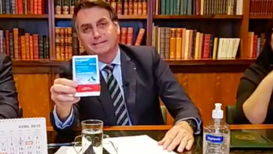 Bolsonaro exibe remédio a base de cloroquina (Reprodução)