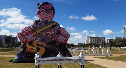 Boneco gigante de Bolsonaro com mãos sujas de sangue é inflado em ato no Dia da Enfermagem