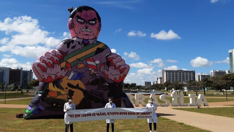 Boneco de Bolsonaro é inflado em ato no Dia da Enfermagem (Reprodução/Twitter)