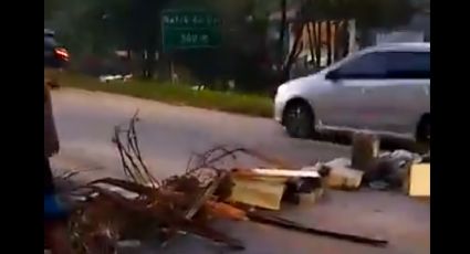 Moradores do litoral fazem barricada para impedir chegada de turistas durante feriadão em SP