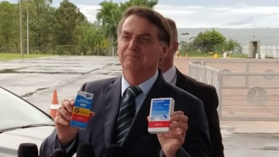 Bolsonaro com medicamentos à base de cloroquina - Foto: Reprodução