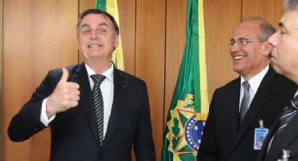 Sem nunca ter autorizado Revalida, Bolsonaro usa presidente do CFM para atacar governadores do Nordeste