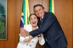 Carluxo, é você? – Regina Duarte faz postagem estapafúrdia e redes gargalham