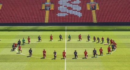 Jogadores do Liverpool fazem foto de joelhos em homenagem a George Floyd