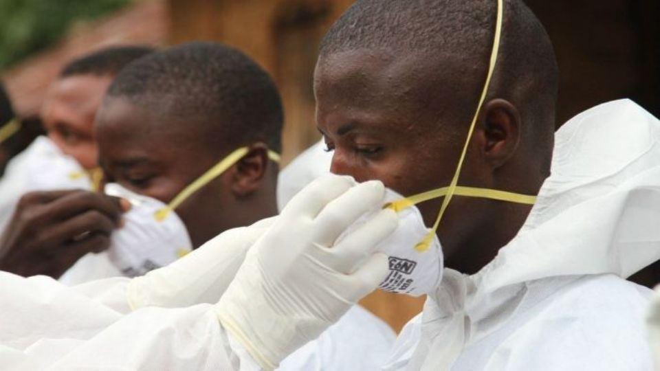 Pessoas recebendo atendimento médico no Congo (foto: TeleMadrid)