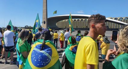 Bolsonaristas tentam furar bloqueio, são expulsos pela polícia e fazem ato esvaziado em frente ao quartel do Exército