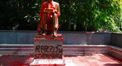 Estátua de italiano que comprou e 'casou' com menina africana de 12 anos é atacada em Milão