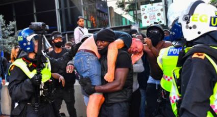 Homem negro resgata manifestante de extrema-direita em Londres e imagem viraliza