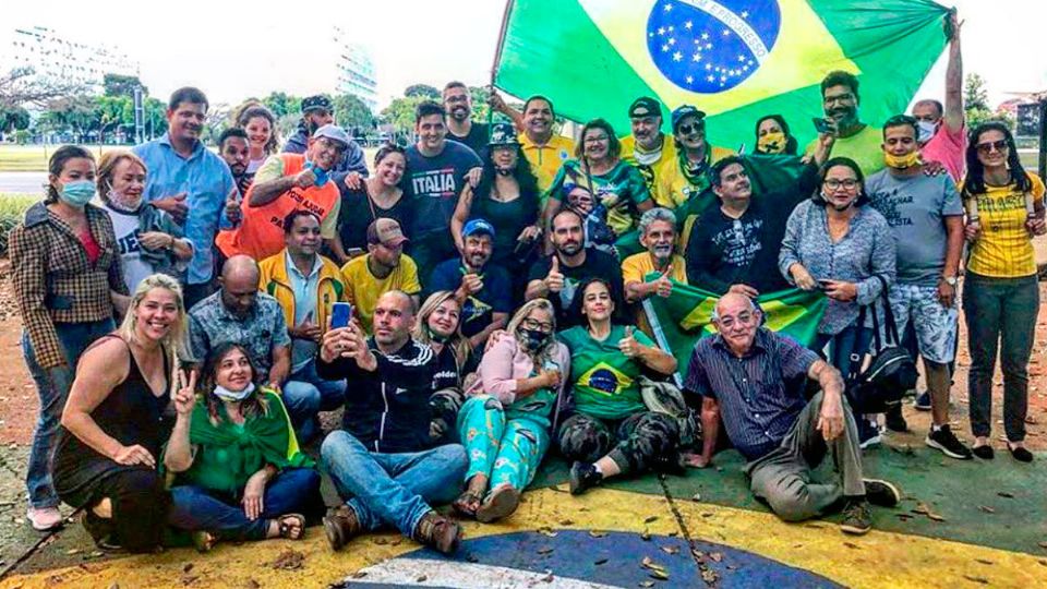 Eduardo Bolsonaro com grupo '300 do Brasil' após tentativa de invasão do Congresso (Reprodução/Twitter)