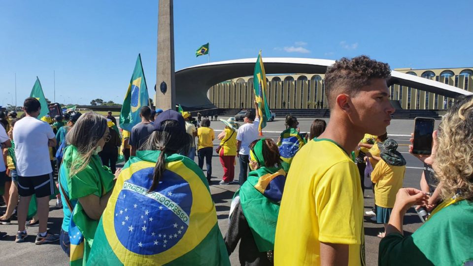 Bolsonaristas fazem ato em frente ao Quartel do Exército em Brasília - Reprodução/Twitter