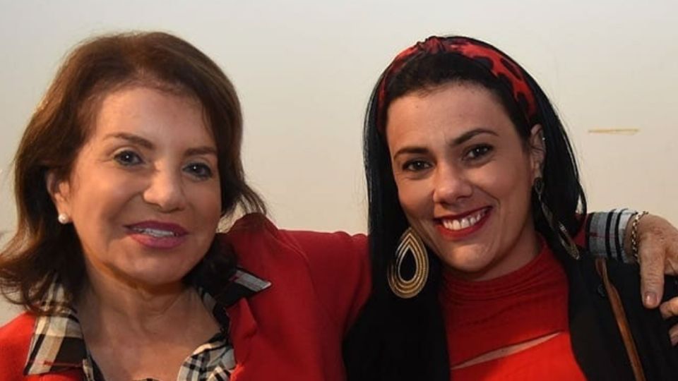 A deputada professora Bebel com a também professora Marienne Guioto, presidenta do PT de Nuporanga (Reprodução/Facebook)