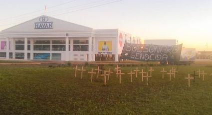 Manifestantes colocam cruzes e faixa "Bolsonaro Genocida" em frente loja da Havan no RS