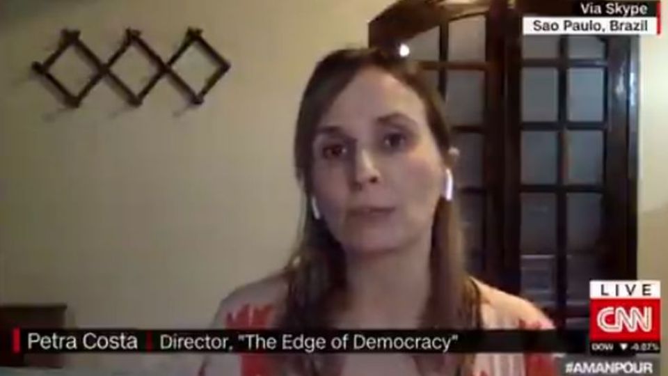 Petra Costa em entrevista à CNN estadunidense (foto: Twitter)