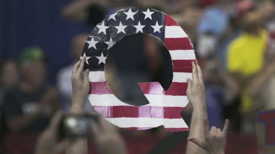 Cartaz de apoiador da Teoria de QAnon, em ato de campanha de Trump (foto: Democracy Now)
