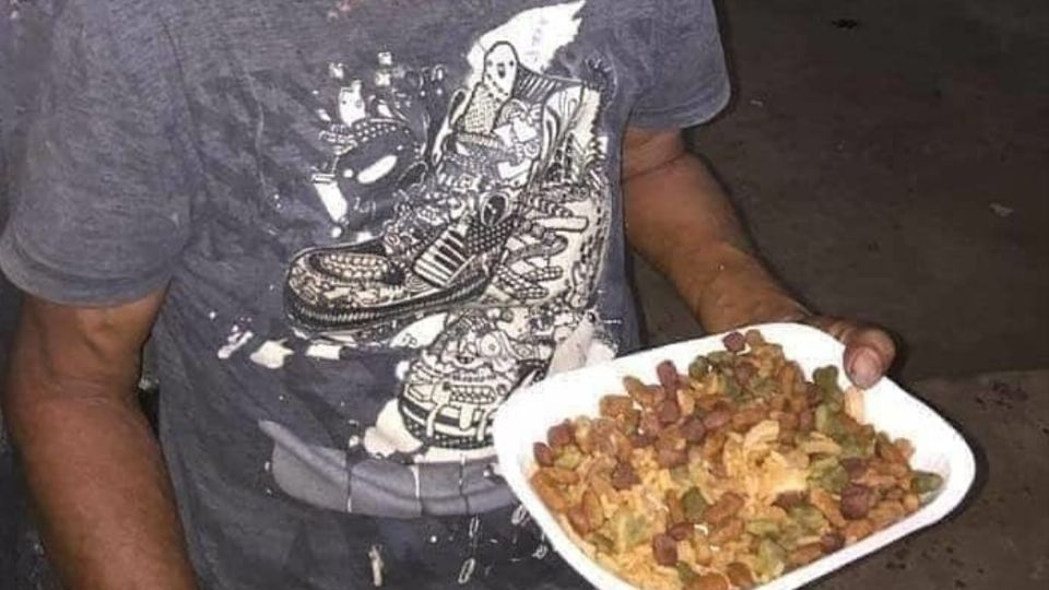 Homem pediu pão e recebeu ração de cachorro (Reprodução/Twitter)