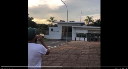 TromPetista toca Internacional Comunista em frente à embaixada dos EUA: "'Feliz' 4 de Julho, mestre da guerra"; assista